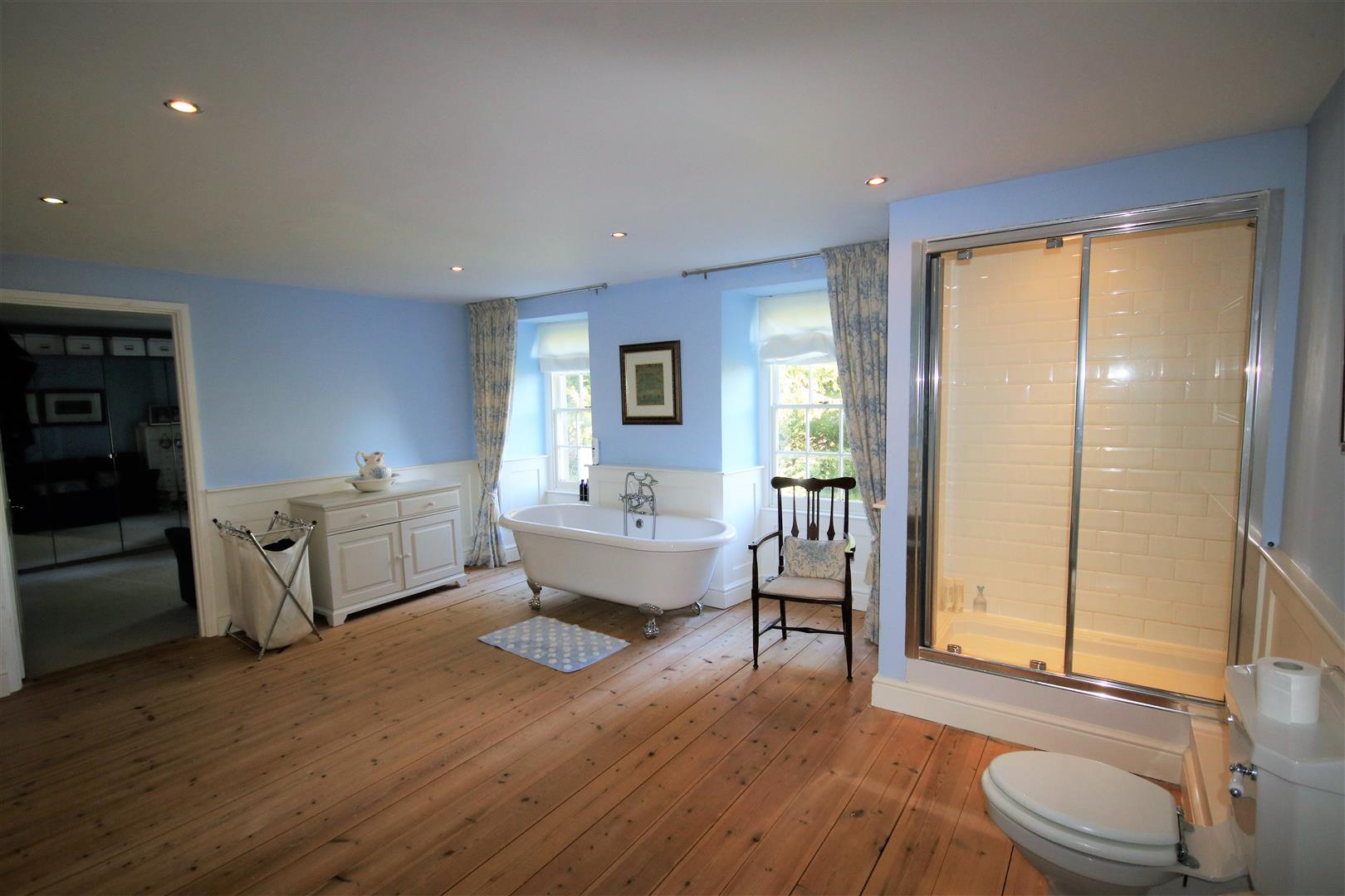 EN SUITE BATHROOM